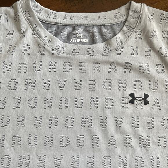 Women’s Under Armour Set Of 2 Loose Athletic Tops Sz XS Black And Gray Exercise - Picture 6 of 9